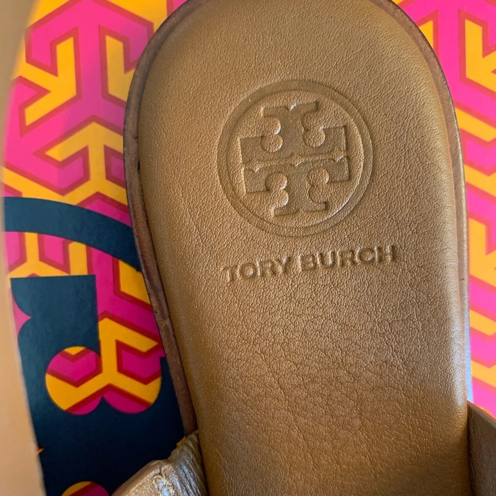 Tory Burch Benton Flat Thong Sandals in Royal Tan and Rolled Brass. Size 6.5. - Picture 7 of 9